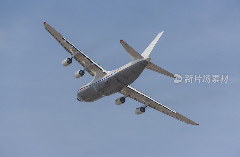 Antonov An-124鲁斯兰大型货机正在飞行中